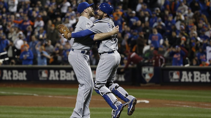 Deux joueurs des Royals de Kansas City se sautant dans les bras sur le terrain.