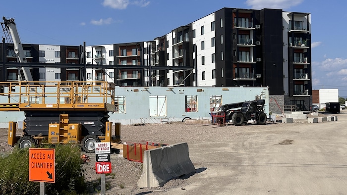 Le chantier de la RPA Place Desainay, à Chicoutimi.