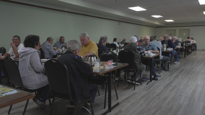 Une salle à manger avec des aînés.