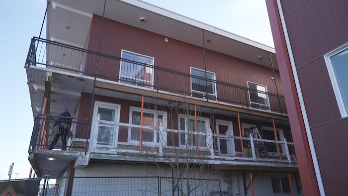 Les balcons de la résidence pour aînés montrent des marques de détérioration avancée.