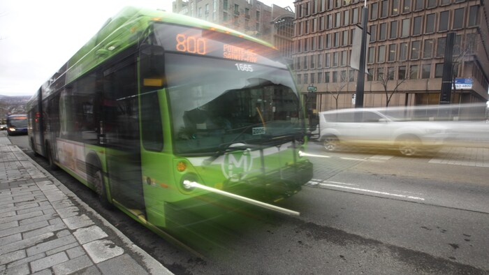 Autobus RTC verte photographiée en effet de filée qui donne l'impression de reculer