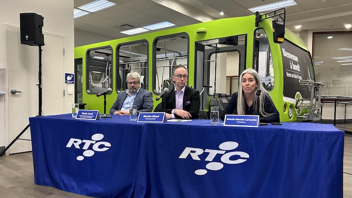 Le RTC a tenu vendredi après-midi un point de presse. De droite à gauche, Maude Mercier Larouche, présidente, Nicolas Girard, directeur général, et Claude Jacob, directeur exécutif de l'exploitation et des affaires immobilières.