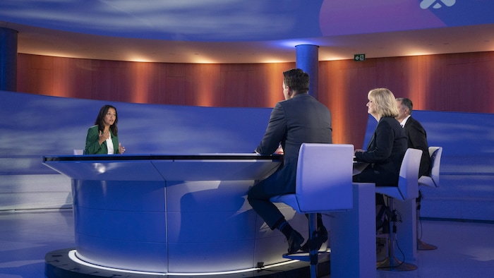 Ruba Ghazal parle sur un plateau de télévision face à trois journalistes.