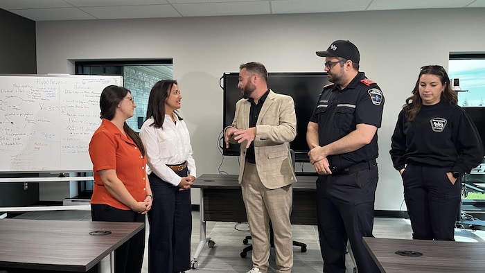 Une photo de Ruba Ghazal s'entretenant avec le représentant syndical. 