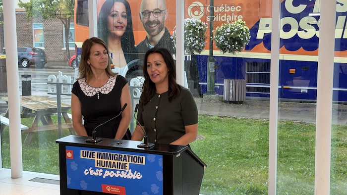 La candidate de Québec solidaire dans Rouyn-Noranda–Témiscamingue, France Marion, en compagnie de la co-porte-parole Ruba Ghazal lors d'une conférence de presse à l'Agora des Arts de Rouyn-Noranda.