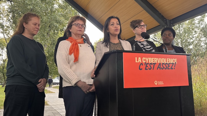 Ruba Ghazal en point de presse, entourée de candidates.