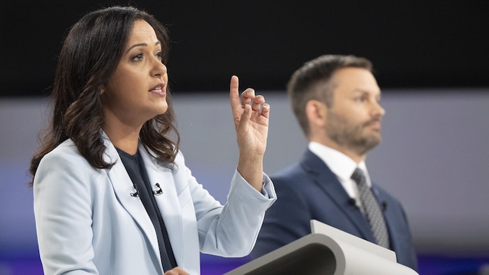 Ruba Ghazal, à gauche, lève le doigt en s'exprimant aux côtés de Paul St-Pierre Plamondon.