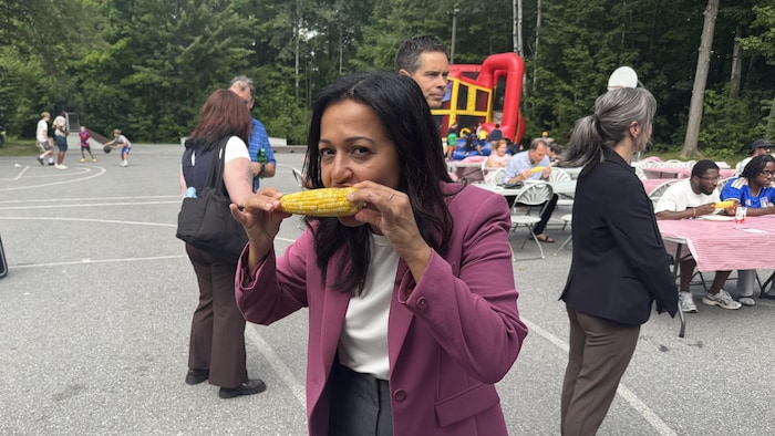 Ruba Ghazal croque dans un épi.