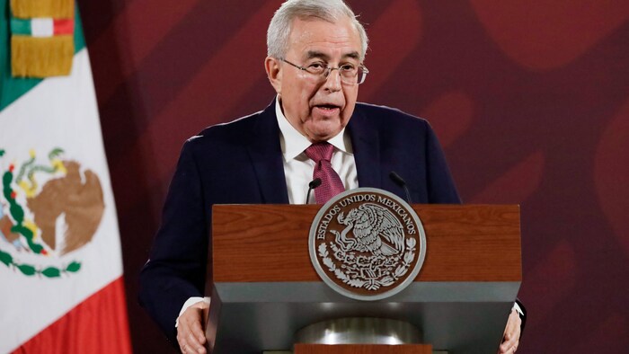 Le gouverneur de l'État de Sinaloa, Rubén Rocha Moya, s'adresse aux médias lors d'une conférence de presse aux côtés du président mexicain Andrés Manuel López Obrador (absent de la photo) au Palais national, à Mexico, au Mexique, le 20 juin 2023.