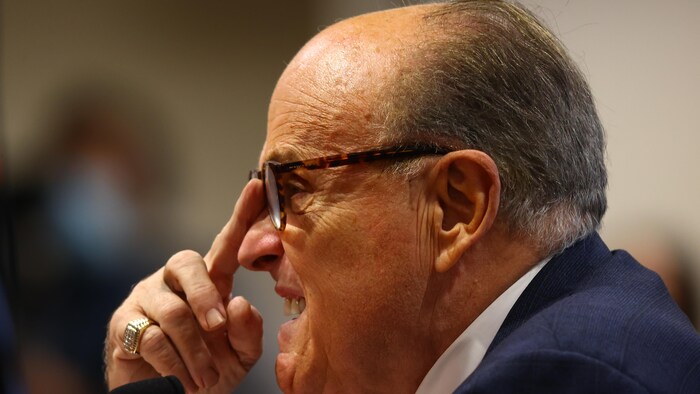 Rudy Giuliani grimace pendant une audience.
