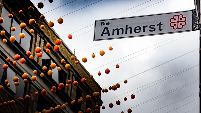 Pancarte sur lequel est écrit le nom de la rue