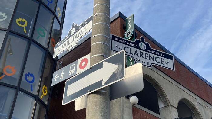 Des panneaux indicateurs pour les rues William et Clarence.