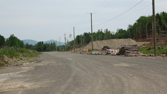 Une rue en construction, non pavée.