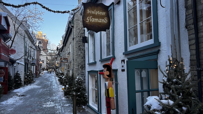 Une rue avec des commerces.