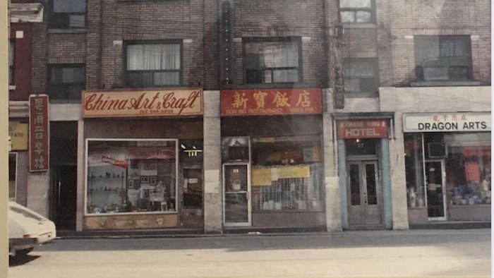 Devant le 111 rue Dundas Ouest, une pancarte verticale rouge (à gauche de la photo) indiquait, à l'époque, l'emplacement du Yet Hoy Cantonese Music Club, à Toronto.