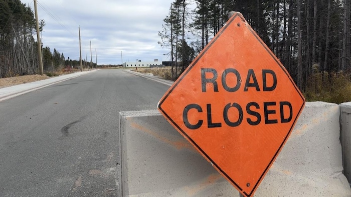 La rue menant vers la nouvelle clinique communautaire de Deer Lake, dans l'ouest de Terre-Neuve, est actuellement bloquée.
