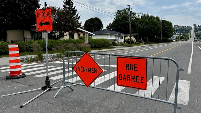 Une barrière empeche les véhicules de circuler sur une rue à Rivière-du-Loup