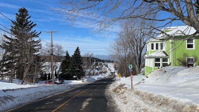 Une rue résidentielle à Trois-Pistoles en hiver.