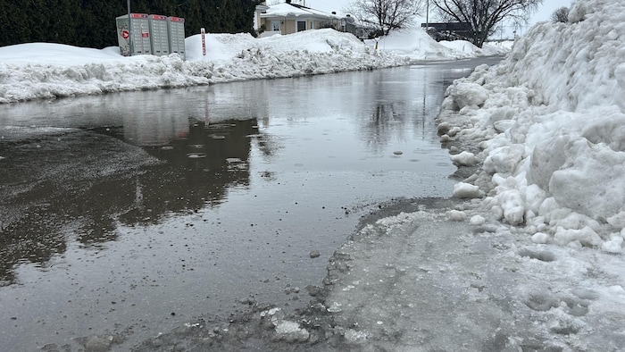 De l'eau dans une rue.