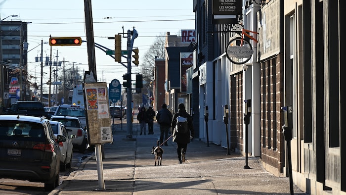 Des gens marchent sur la rue St. George. 