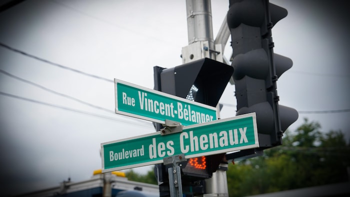 Des panneaux signalétiques à une intersection.