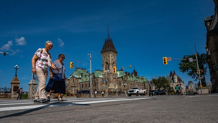 Des piétons traversant la rue Wellington à Ottawa.
