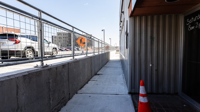 Un trottoir muret suivant le marché de moncton.