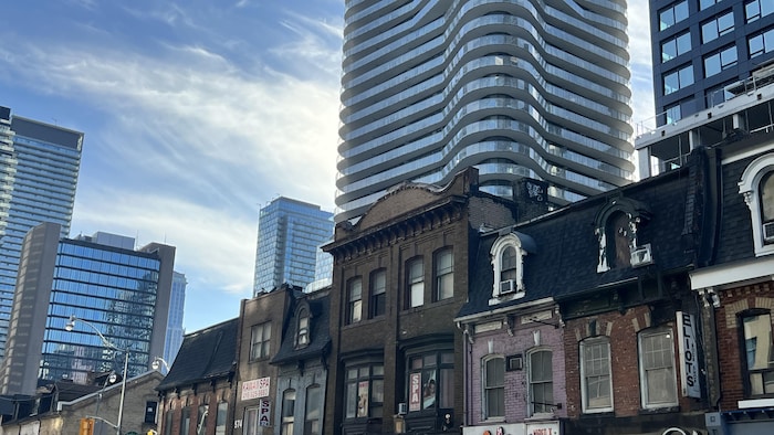 De nouvelles tours à condos s'élèvent derrière les façades d'immeubles anciens sur la rue Yonge.