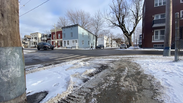 Des immeubles à logements et un coin de rue en hiver.