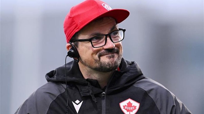 Kevin Rouet avec une casquette et une oreillette lors d'un match. 