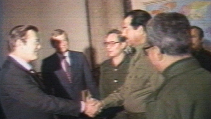 Donald Rumsfeld et Saddam Hussein se serrent la main.



