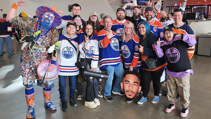 Un groupe de partisans des Oilers d'Edmonton.