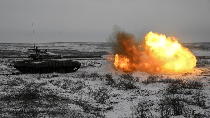 Une boule de feu au bout du canon d'un tank.