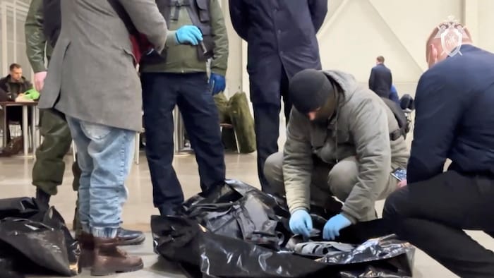 Des membres du Comité d'enquête de la Russie examinent des munitions trouvées sur les lieux de l'attentat meurtrier de vendredi.