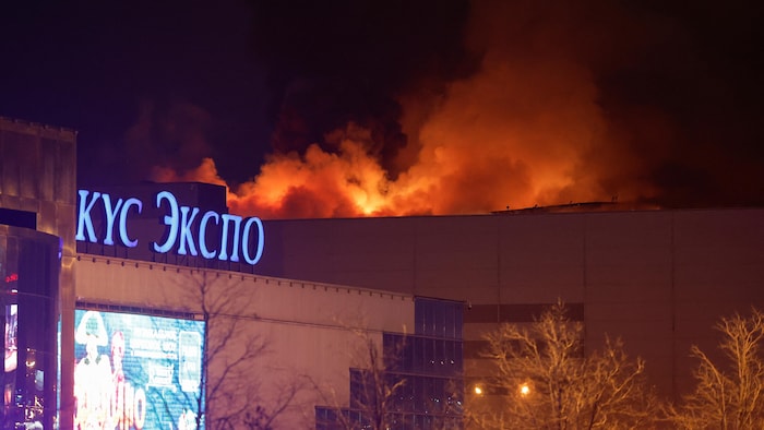 A fumaça sobe acima da sala de concertos em chamas na Prefeitura de Crocus após o tiroteio.