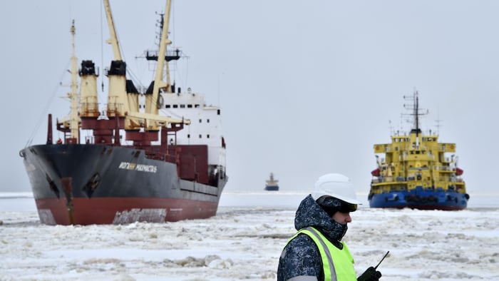 Un brise-glace au port de Sabetta dans le Grand Nord russe près d'un projet de liquéfaction de gaz en construction