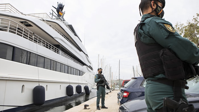Des gardes civils se tiennent debout près du yacht appelé Tango à Palma de Majorque, en Espagne, le lundi 4 avril 2022.