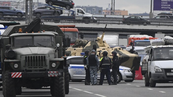 Des véhicules sur une autoroute près de Moscou.