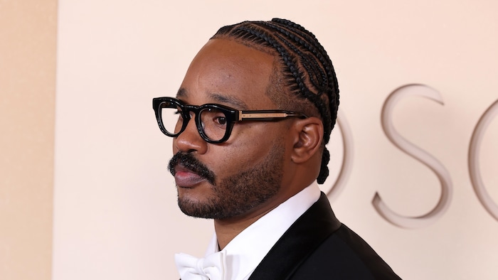 Le cinéaste pose sur le tapis rouge des Oscars. 