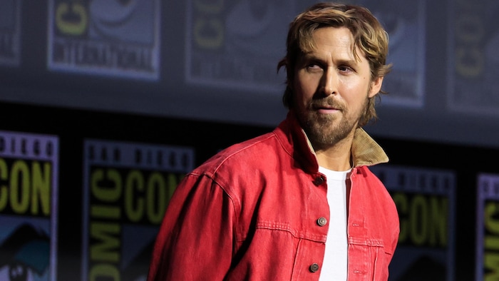 L'acteur Ryan Gosling regarde devant lui.
