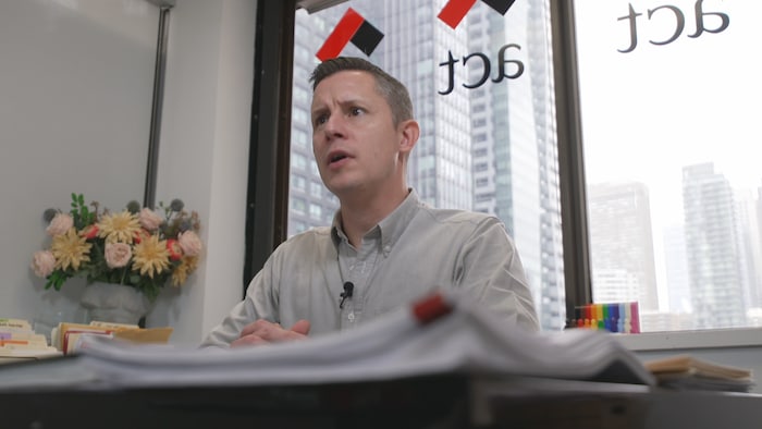 Ryan Lisk est assis à son bureau.