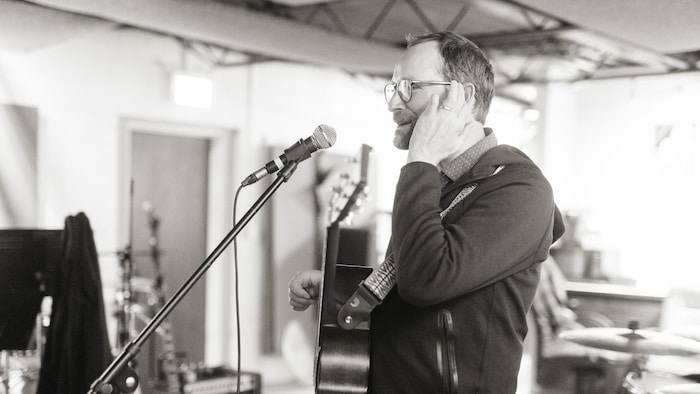 Ryan Meili, guitare à la main.