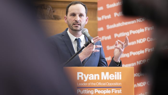 Ryan Meili en point de presse à l'Assemblée législative.