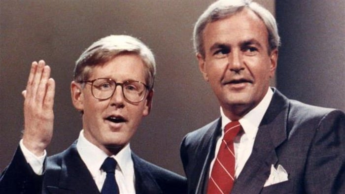 Bob Rae et David Peterson debout, l’un à côté de l’autre, dans une photo remontant aux années 1980.