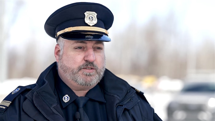Portrait de Jonathan Beauvais en uniforme.