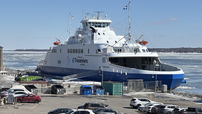 Un bateau amarré à un quai.