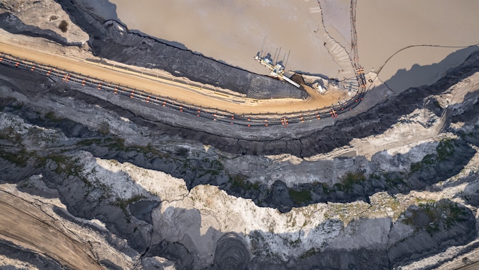 Une vue d'ensemble montre une exploitation minière de sables bitumineux et ses installations près de Fort McKay, en Alberta, le 7 septembre 2022.
