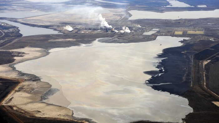 Un bassin de décantation sur un site pétrolier de l'Alberta.
