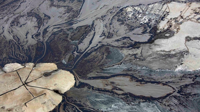Un estanques de residuos de la explotación petrolera de las arenas bituminosas en Canadá.