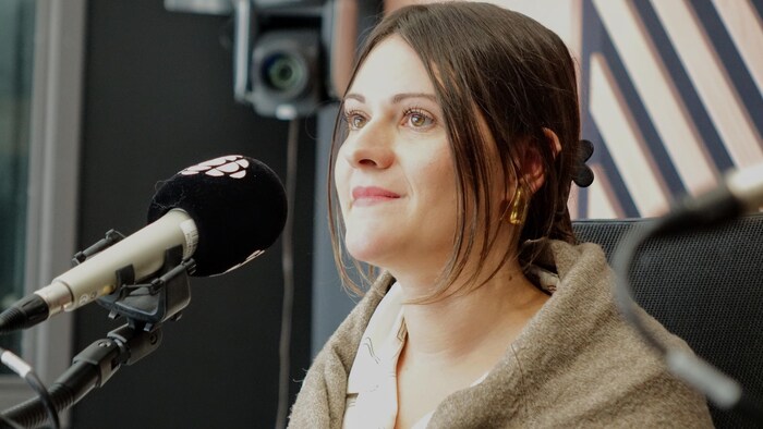 Sabrina Giroux en entrevue à la radio, en studio à Radio-Canada.